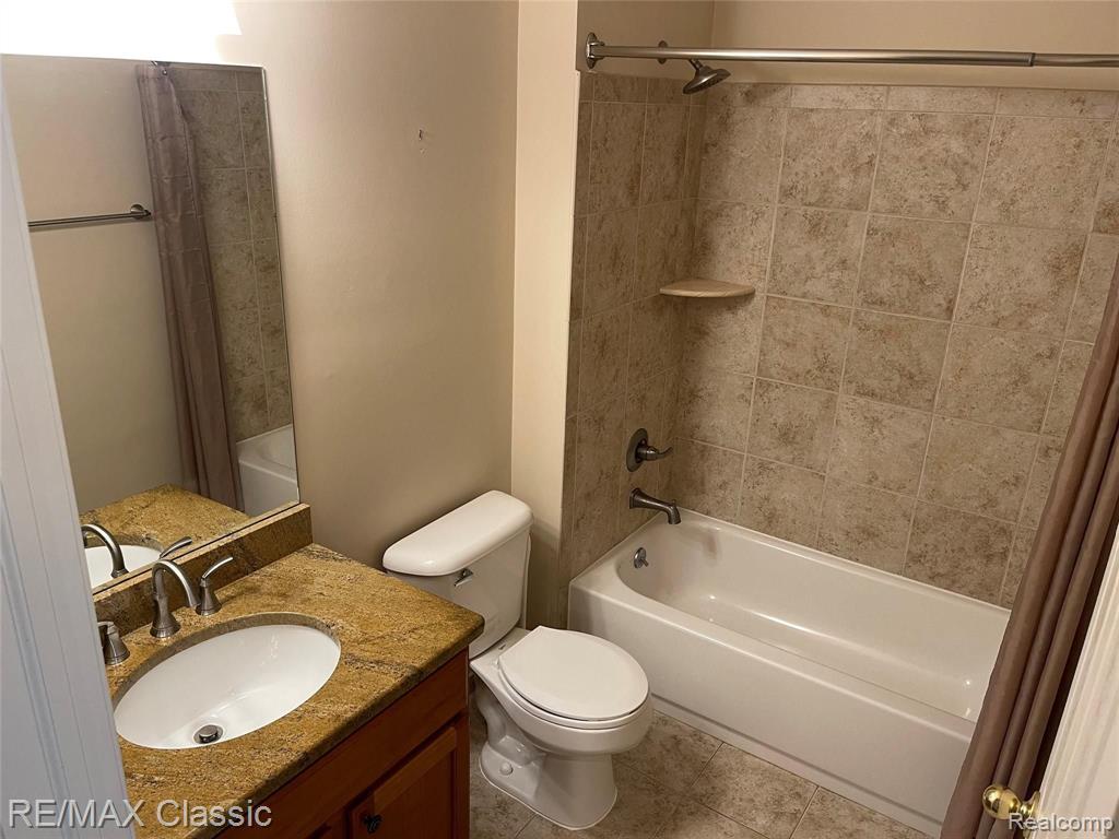 530 RED OAK Court, Walled Lake, MI 48390 — Photo 14