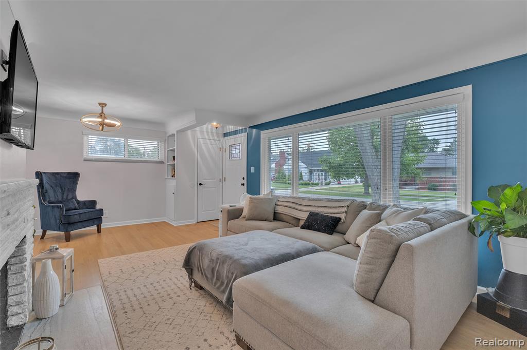 765 Vernier Road, Grosse Pointe Woods, MI 48236 — Photo 9