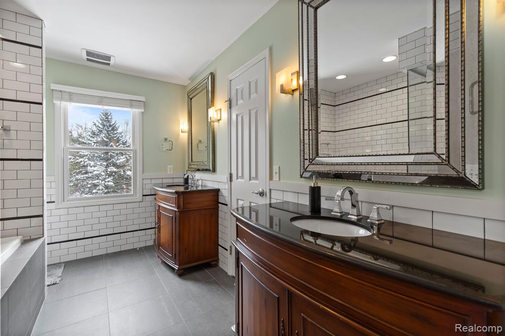 7997 BROOKWOOD Drive, Clarkston, MI 48348 — Photo 26