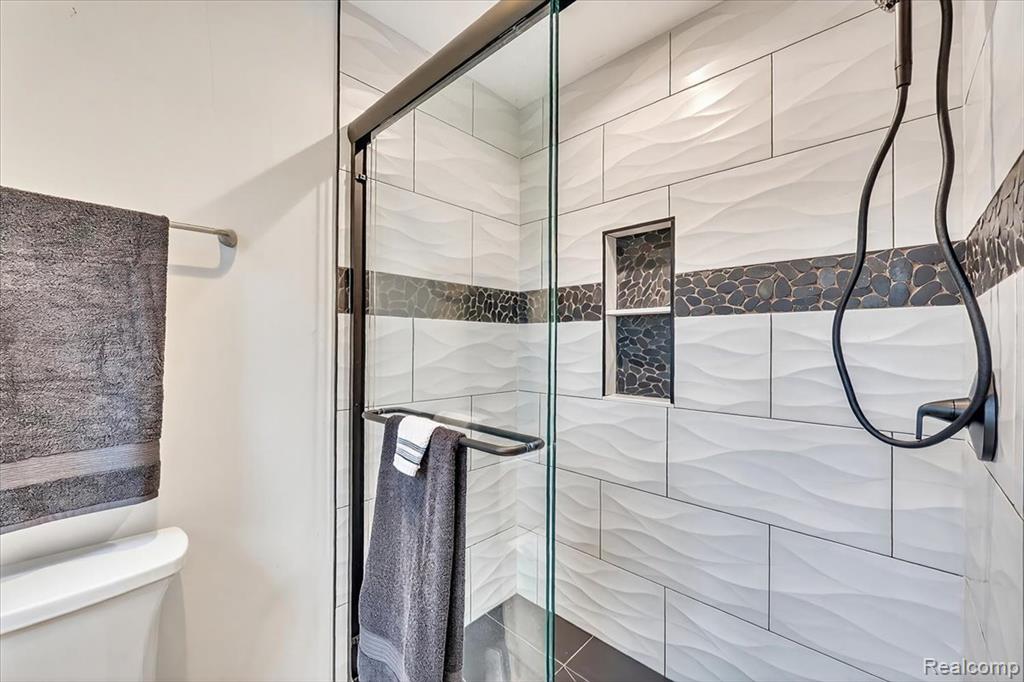 90 Creekwood Drive, Lake Orion, MI 48362 — Photo 17