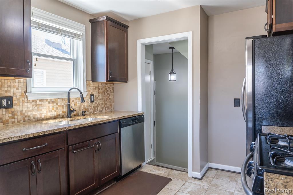 405 N MINERVA Avenue, Royal Oak, MI 48067 — Photo 11