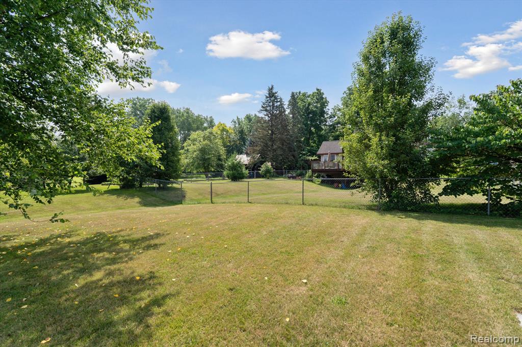 9227 Hogan Road, Fenton, MI 48430 — Photo 33
