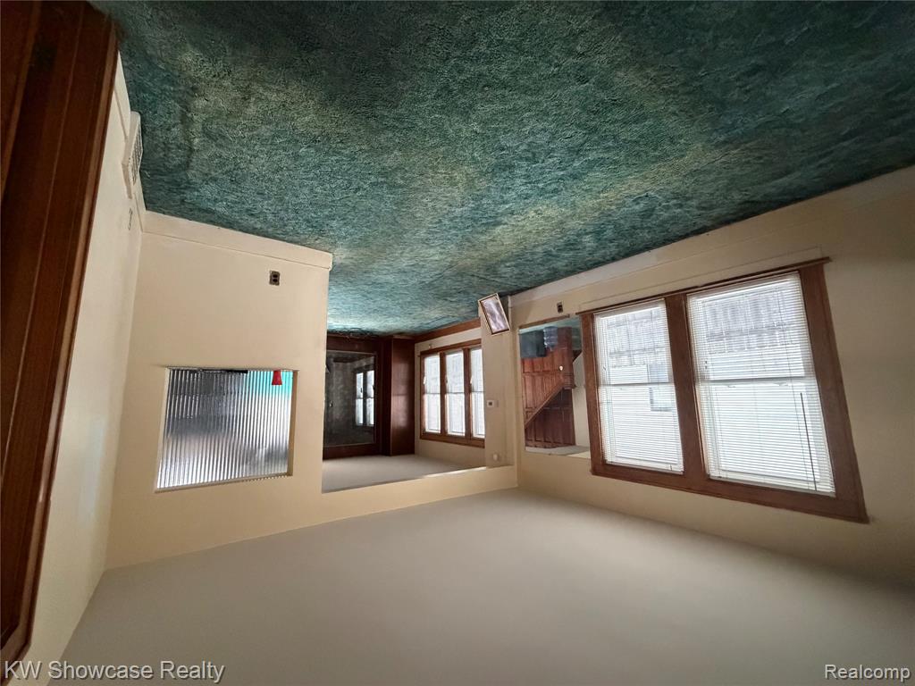 24 S Roselawn Street, Pontiac, MI 48342 — Photo 4