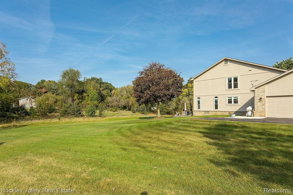 2038 CUMBERLAND Drive, Brighton, MI 48114 — Photo 29