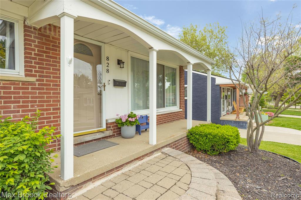 828 W Baker Avenue, Clawson, MI — Photo 3