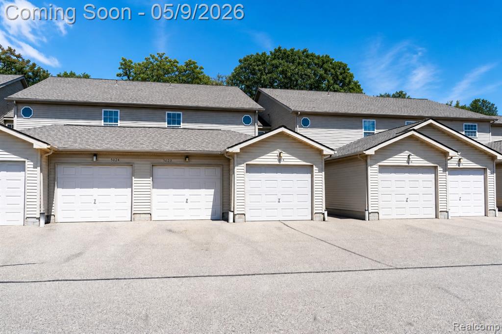 5018 Harbor Oak Drive, Waterford, MI 48329 — front exterior