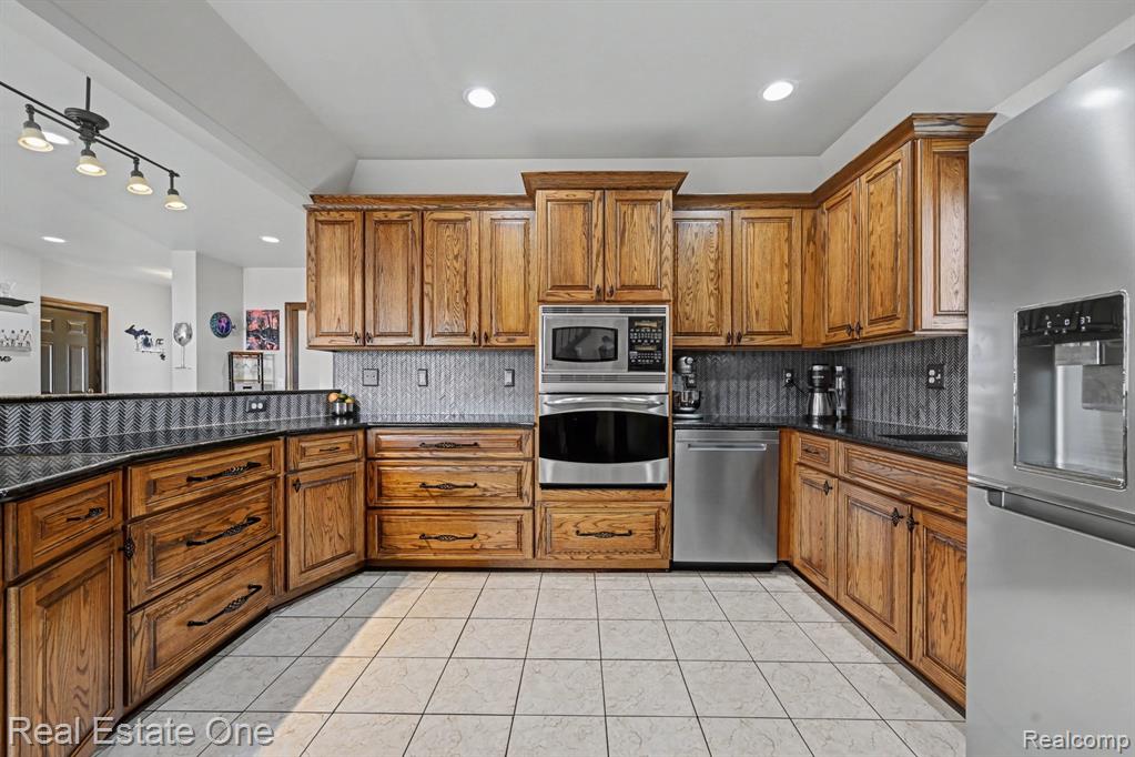 2061 Rosedale Drive, West Bloomfield, MI 48324 — Photo 11