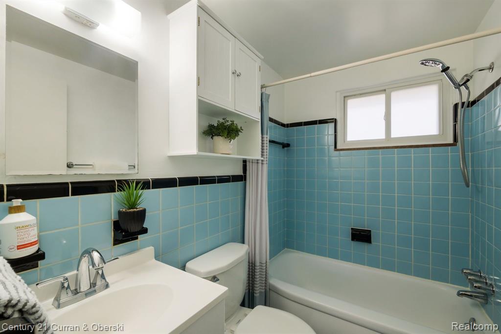 9917 MIDDLEBELT Road, Livonia, MI 48150 — Photo 26