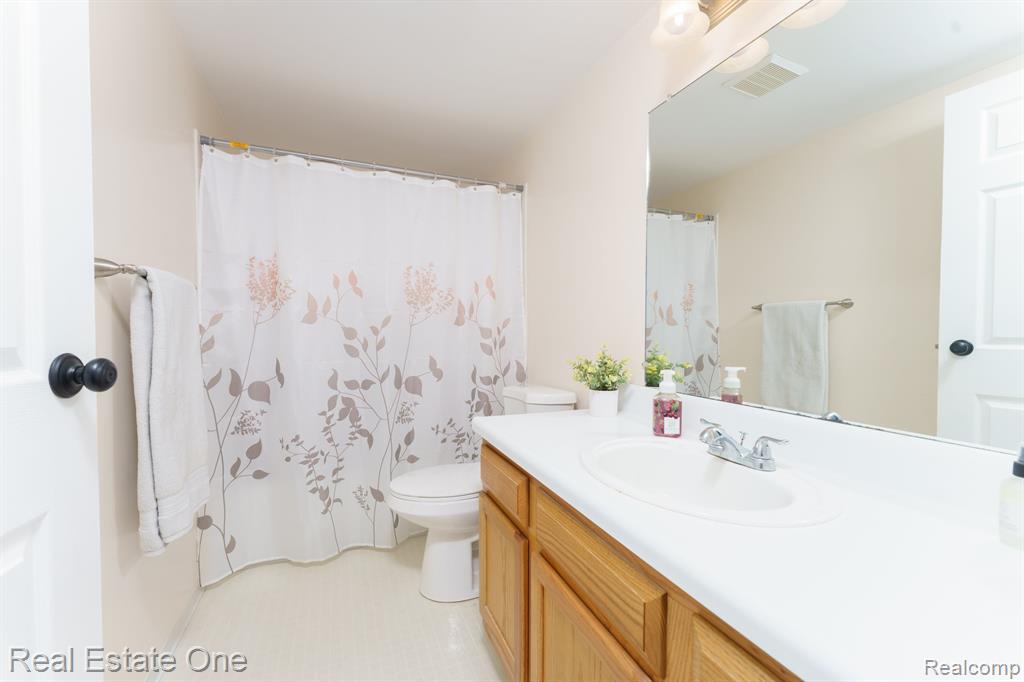 61121 GREENWOOD Drive, South Lyon, MI 48178 — Photo 16