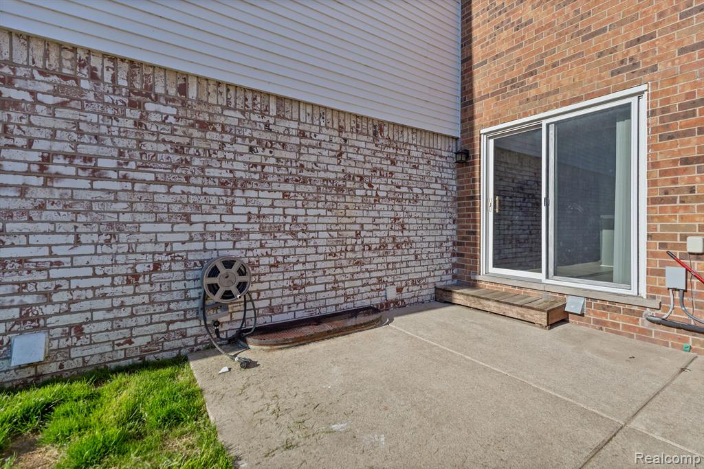 45880 KENSINGTON Street, Utica, MI 48317 — Photo 18