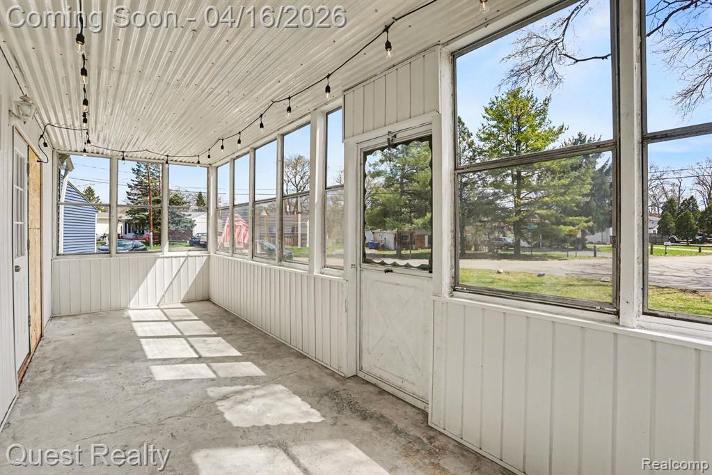 6510 Oakridge Drive, Waterford, MI 48329 — Photo 11