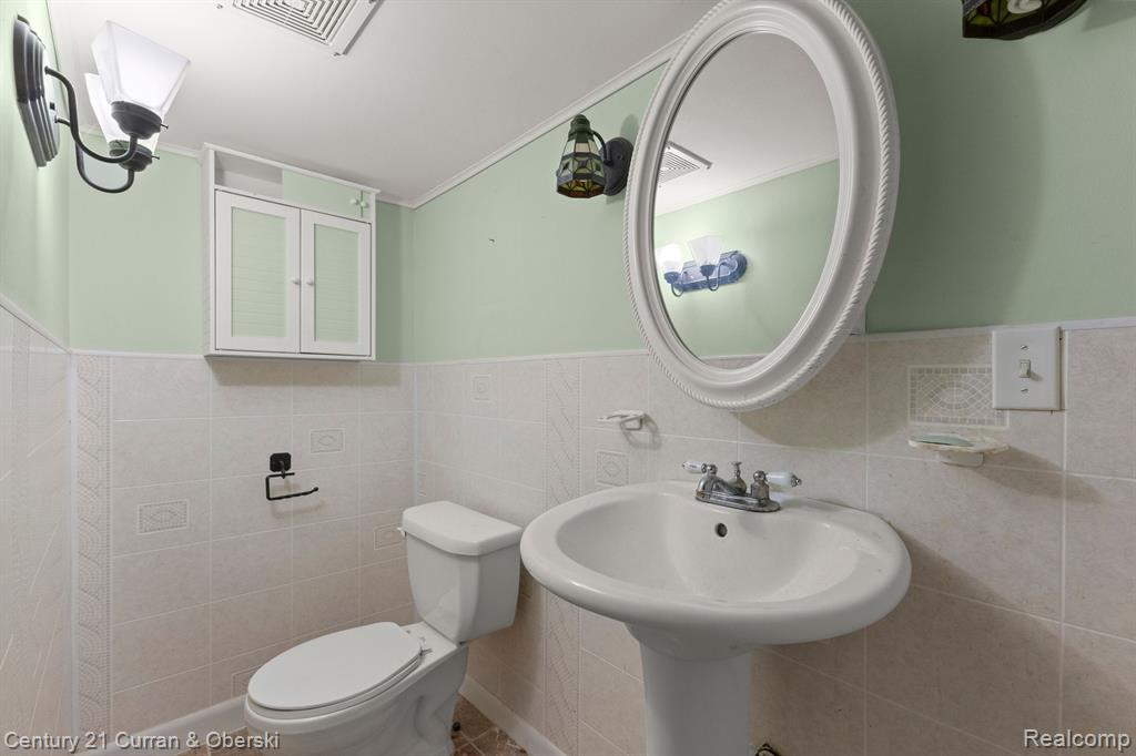 853 CLOVERLAWN Boulevard, Lincoln Park, MI 48146 — Photo 19