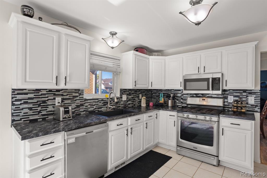 811 SAINT JOHNS Boulevard, Lincoln Park, MI 48146 — Photo 9