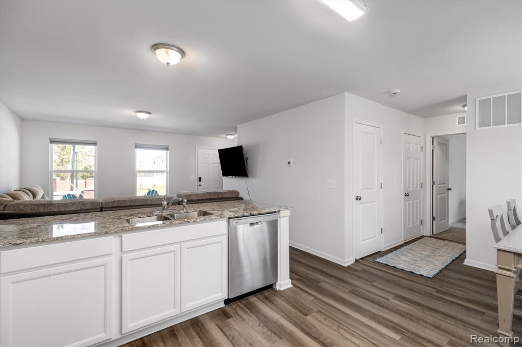 6006 BURTON ESTATES Drive, Burton, MI 48519 — Photo 11