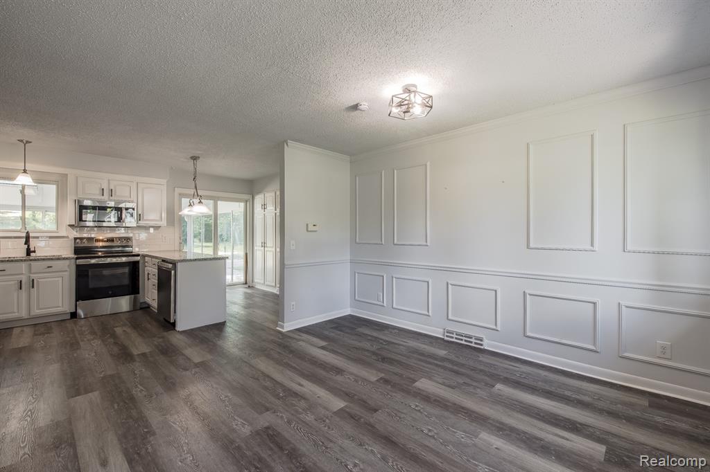 5357 Farm Road, Waterford, MI 48327 — Photo 8