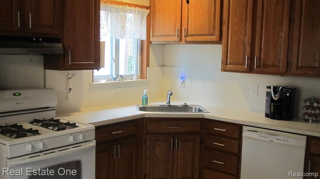 669 S HAWTHORNE Street, Westland, MI 48186 — Photo 8