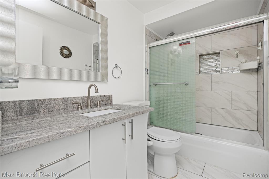7451 Pebble Point, West Bloomfield, MI — Photo 34