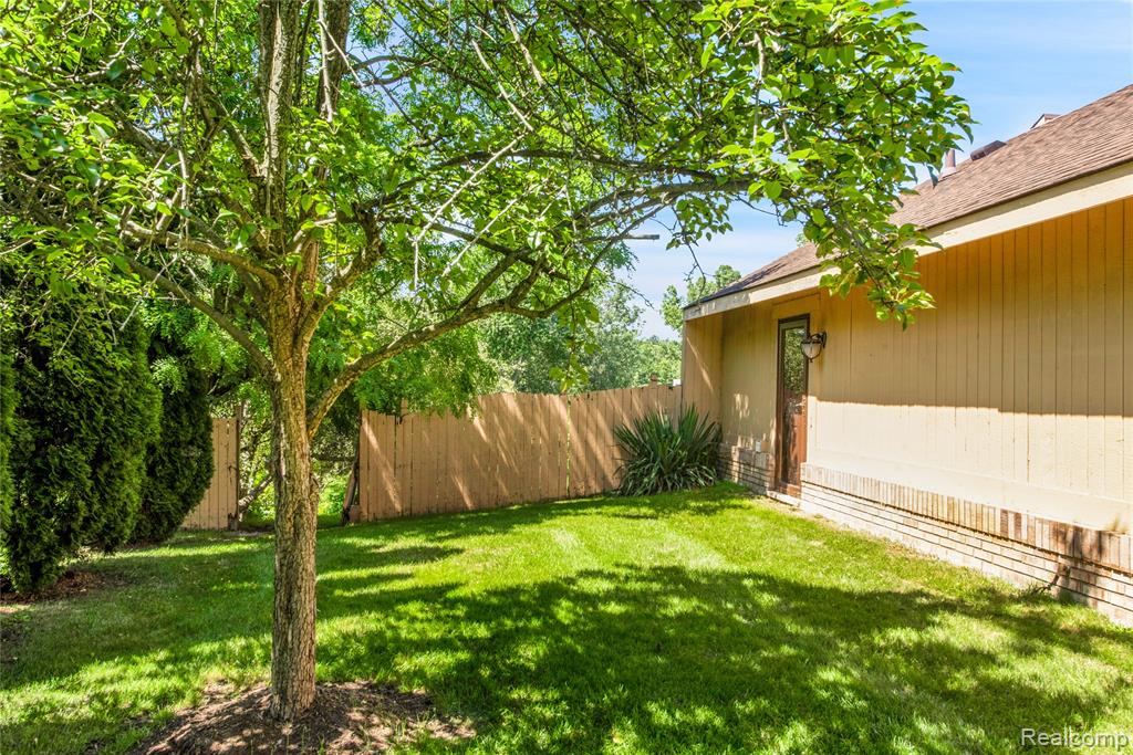 8285 Staghorn Trail, Clarkston, MI 48348 — Photo 5