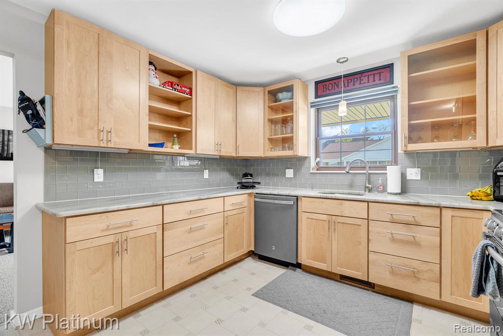 38215 Maple Forest Boulevard E, Harrison Township, MI — Photo 13
