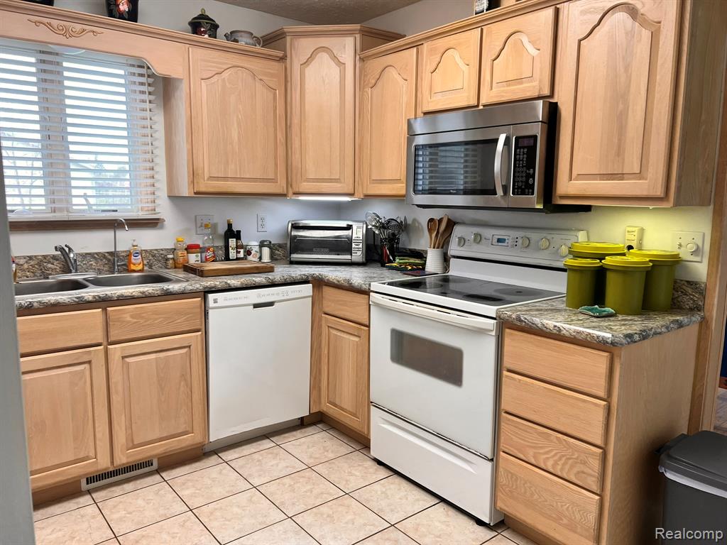 320 Roller Way, Mayville Vlg, MI 48744 — Photo 11