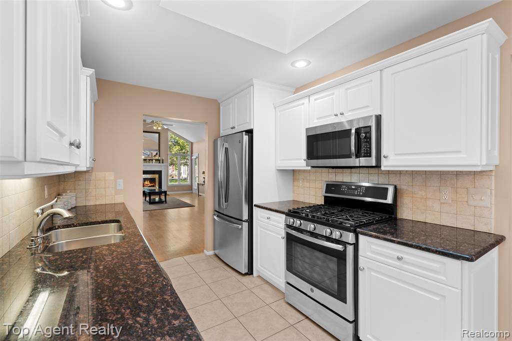 48607 Sutton Bay Court, Shelby Twp, MI 48315 — Photo 4