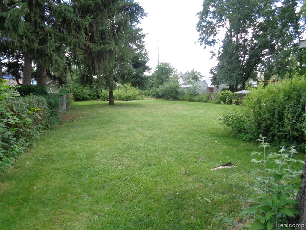 684 RIVERBANK Street, Wyandotte, MI 48192 — Photo 3