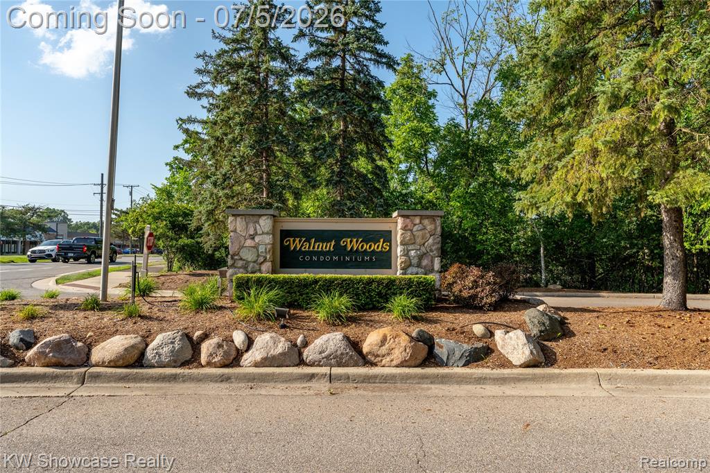 5666 Drake Hollow Drive E, West Bloomfield, MI — Photo 3