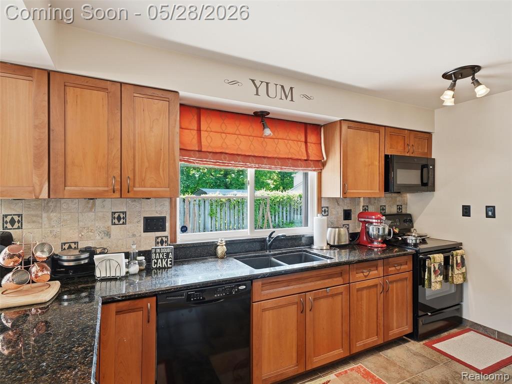 21156 Robinson Street, Farmington, MI 48336 — Photo 7