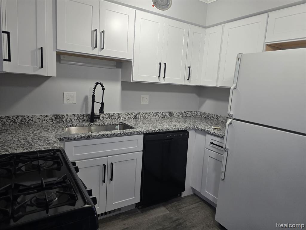 8410 HICKORY DR Drive, Sterling Heights, MI 48312 — Photo 9