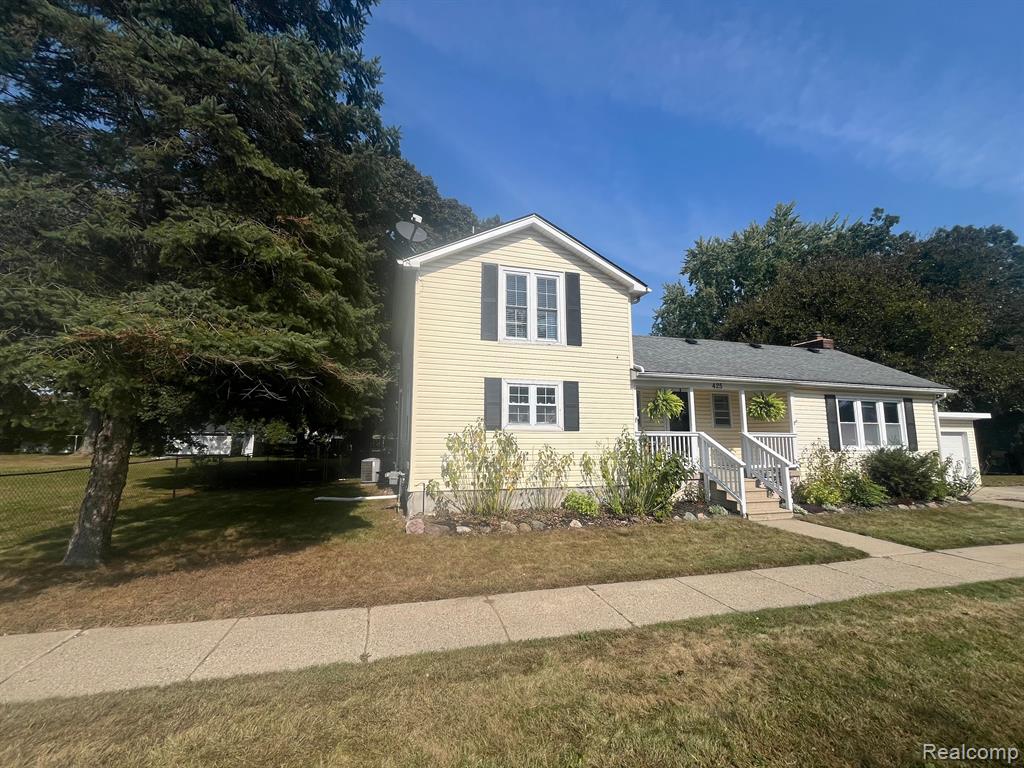 425 SCHOOLHOUSE Street, Ortonville, MI 48462 — Photo 2