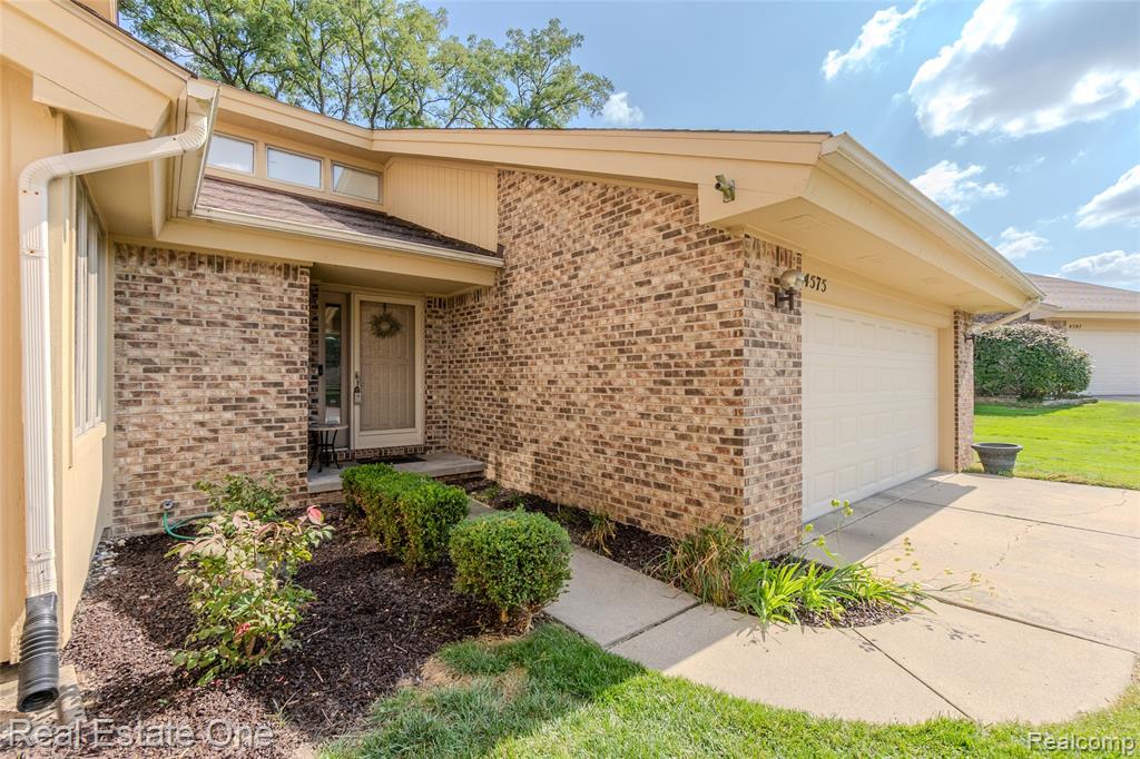 4575 Fairway Court, Waterford, MI 48328 — Photo 2