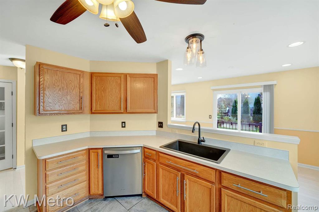 8590 BARRINGTON Drive, Ypsilanti, MI 48198 — Photo 26