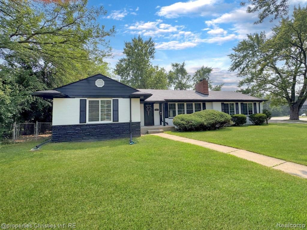 18051 Locherbie Avenue, Beverly Hills, MI 48025 — Photo 2