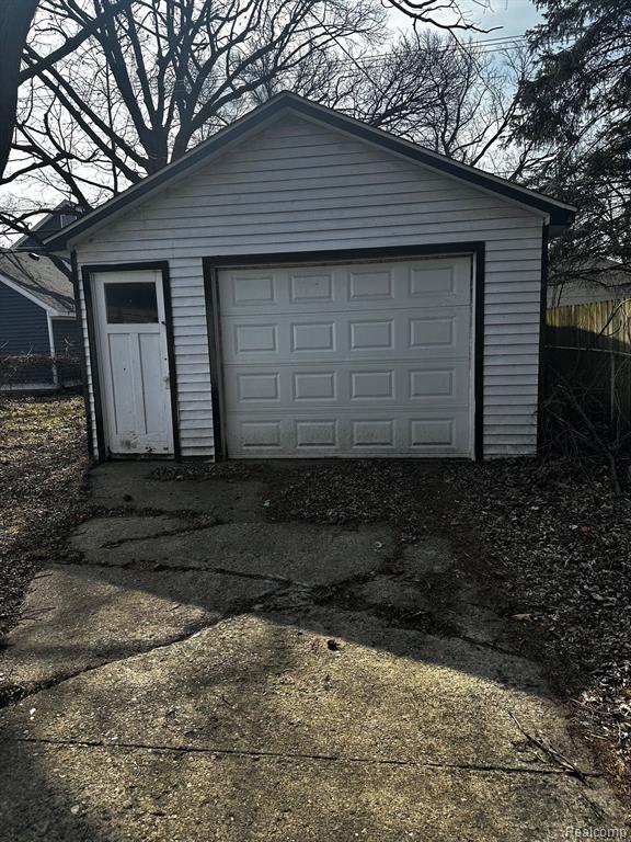 594 E BARRETT Avenue, Madison Heights, MI 48071 — Photo 2