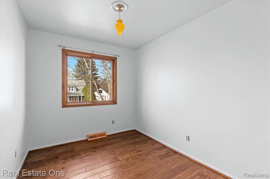 606 HICKORY Street, Milford, MI 48381 — Photo 16