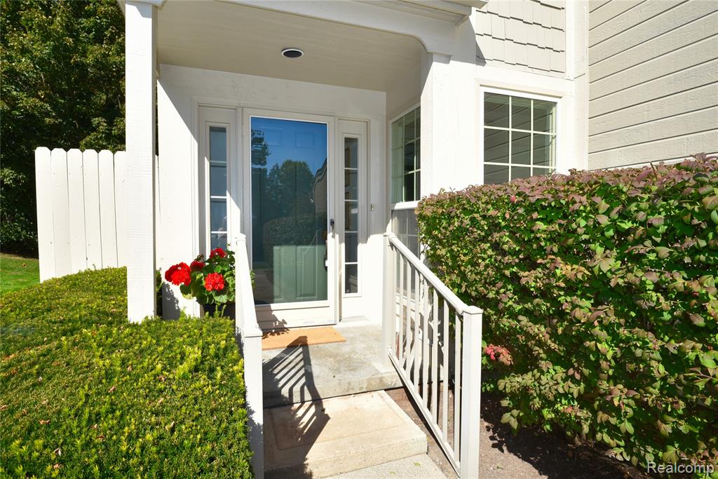 484 Newburne Pointe, 36, Bloomfield Hills, MI 48304 — Photo 2