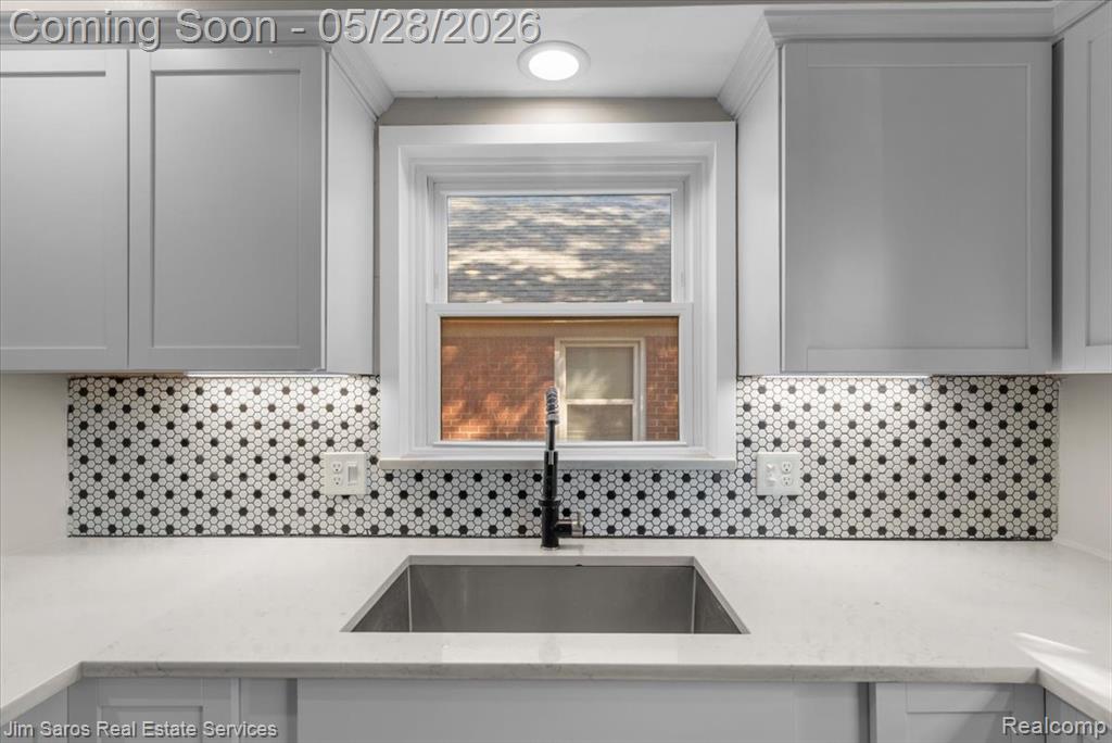 21252 Huntington Avenue, Harper Woods, MI 48225 — Photo 11
