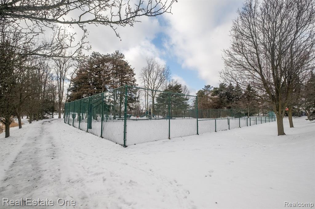 1092 CHESTNUT Lane, South Lyon, MI 48178 — Photo 61