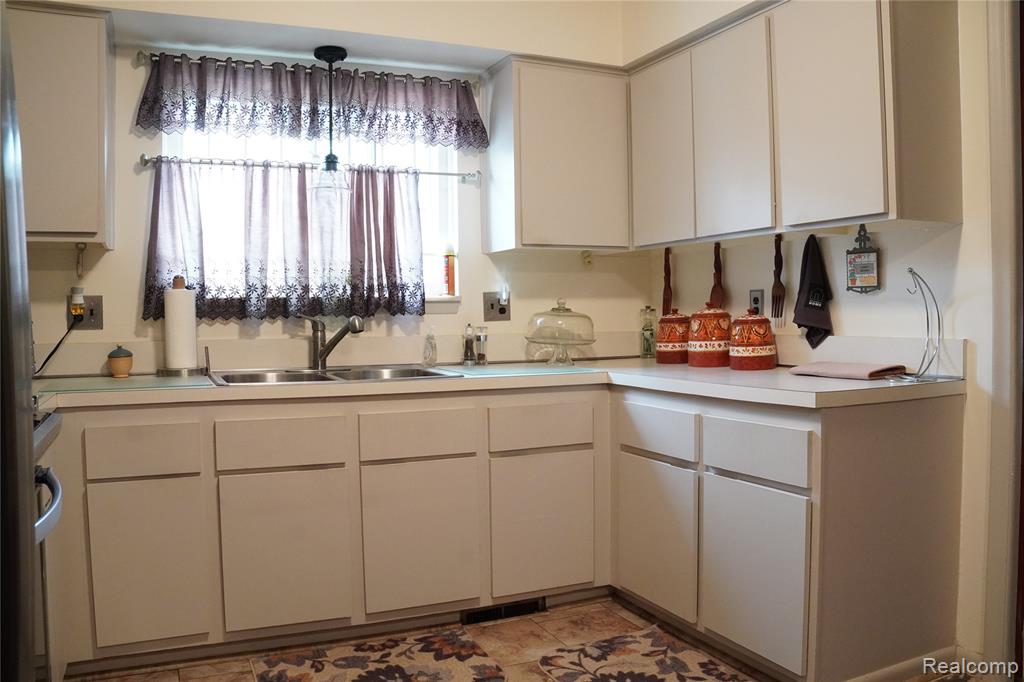 19445 McIntyre Street, Detroit, MI 48219 — Photo 3