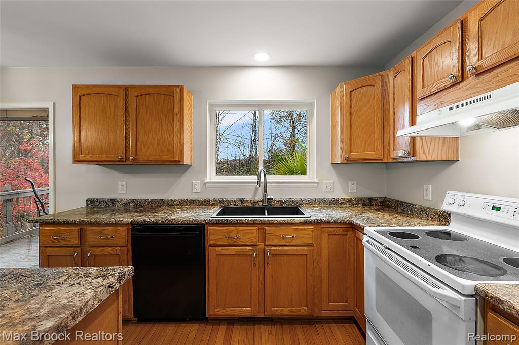 437 Cove View Drive, Waterford, MI 48327 — Photo 8