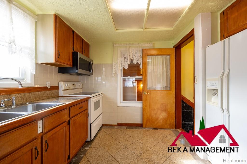 26627 RIALTO Street, Madison Heights, MI 48071 — Photo 14