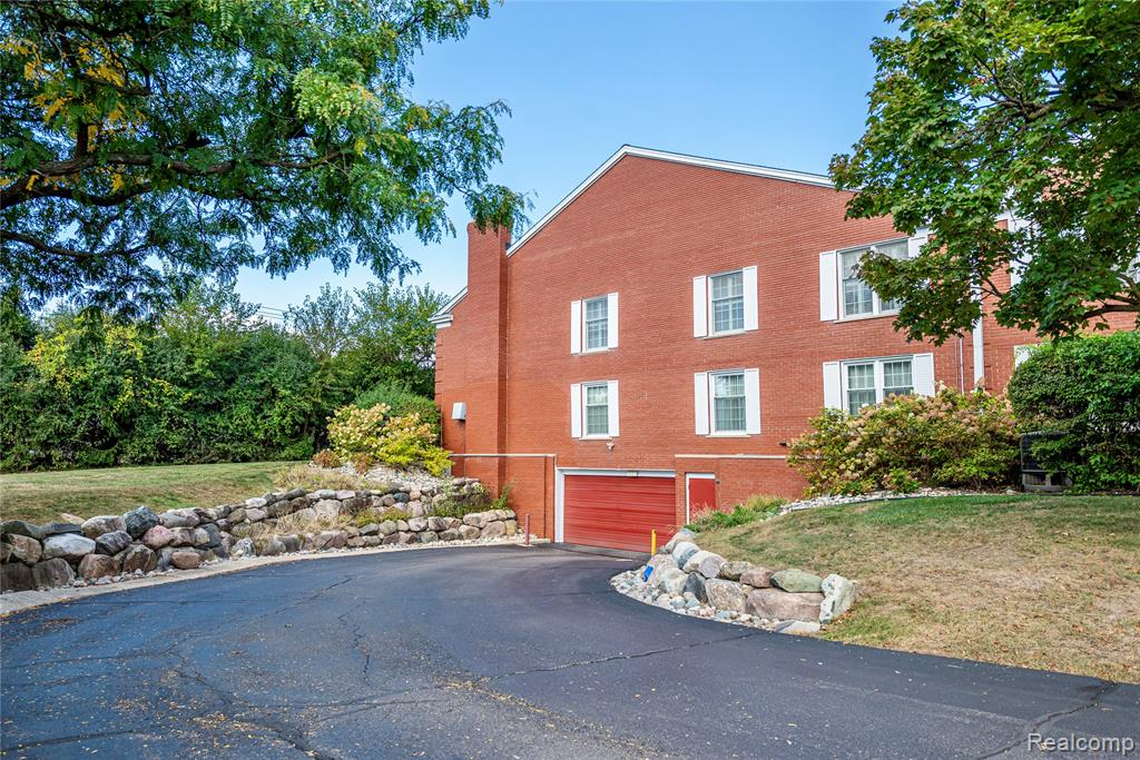 19710 W 13 Mile Road, 201, Beverly Hills, MI 48025 — Photo 30