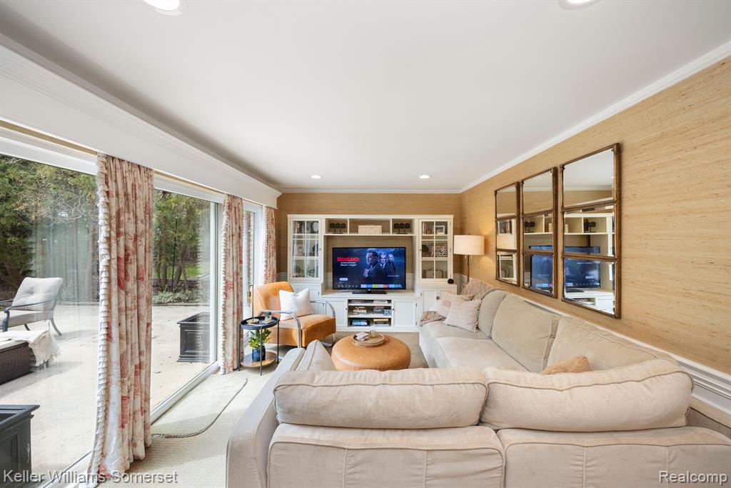 839 COOK Road, Grosse Pointe Woods, MI 48236 — Photo 15