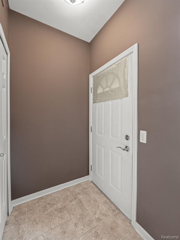7683 AMBASSADOR Drive, Shelby Twp, MI 48316 — Photo 4