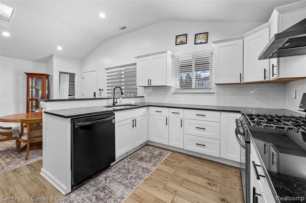 5955 N Silvery Lane, Dearborn Heights, MI 48127 — Photo 9