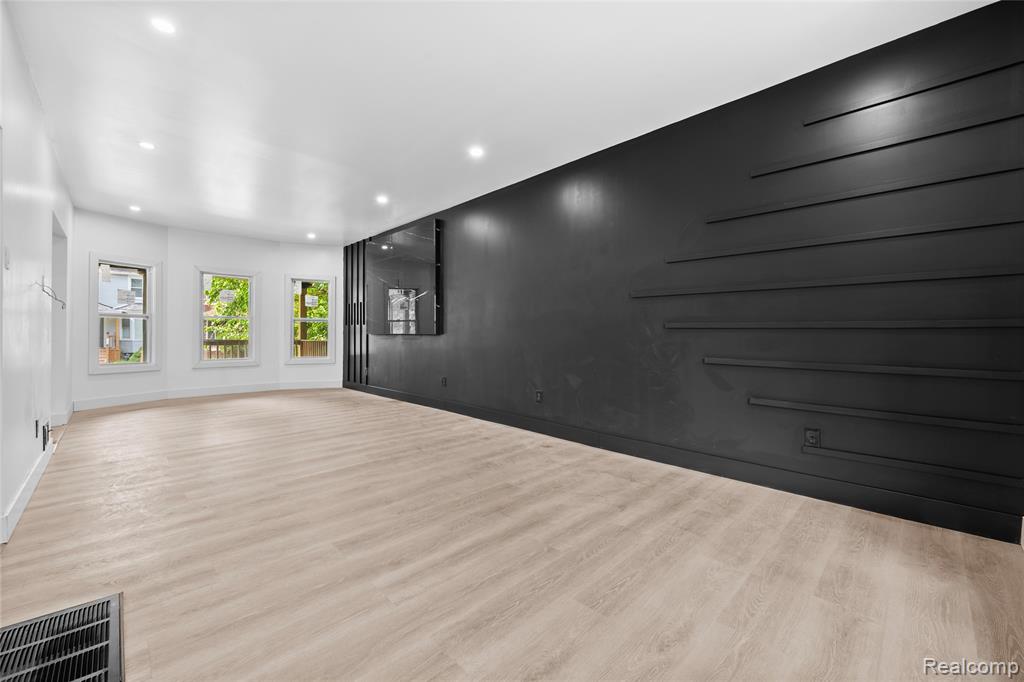 3281 Lothrop Street NE - Photo 4