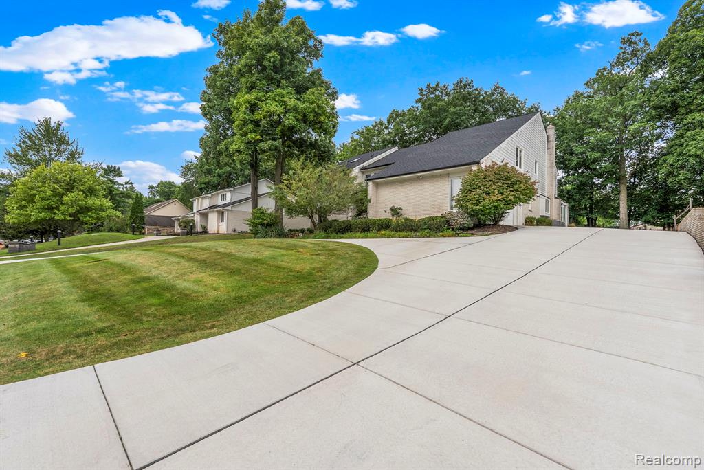 5322 Pond Bluff Drive, West Bloomfield, MI 48323 — Photo 5