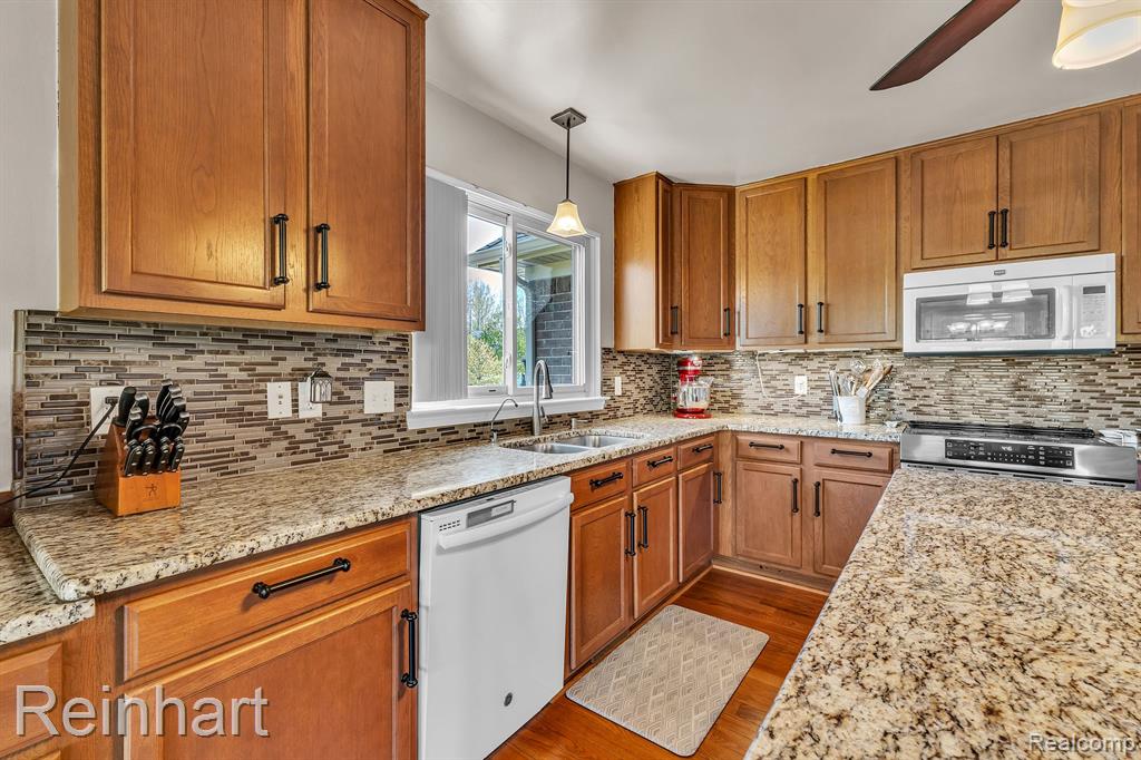 25340 VILLAGEWOOD, South Lyon, MI 48178 — Photo 12