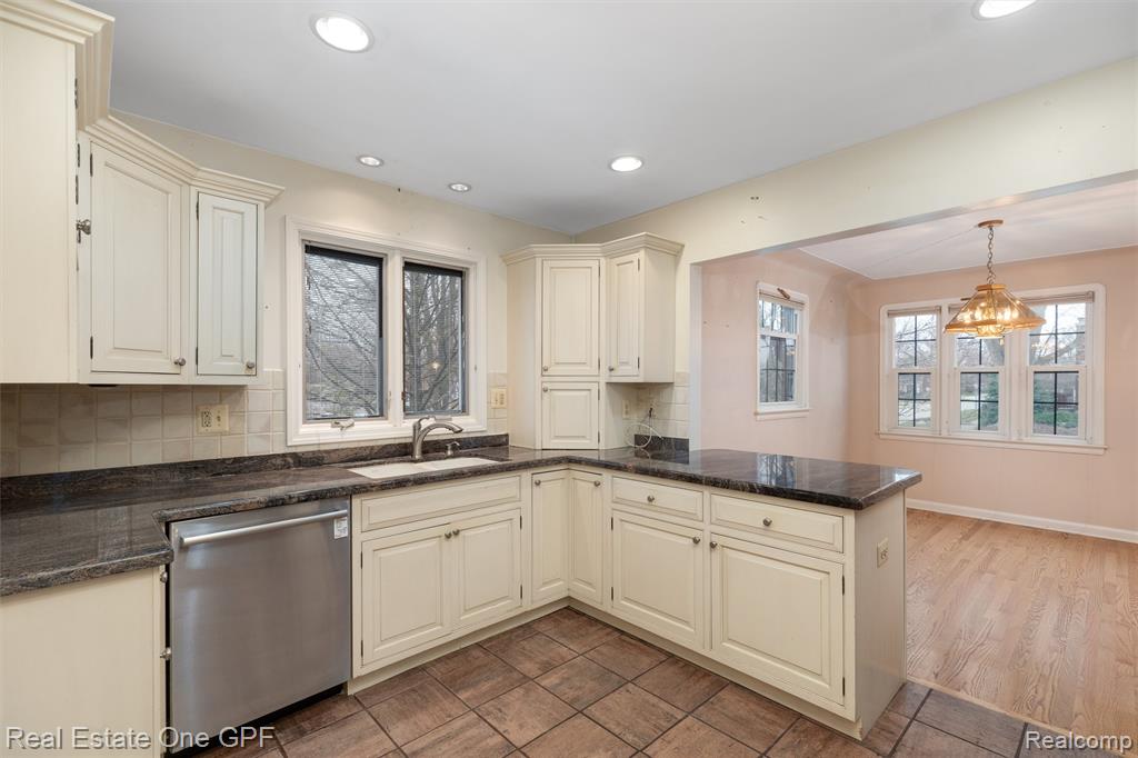 1488 Roslyn Road, Grosse Pointe Woods, MI 48236 — Photo 9