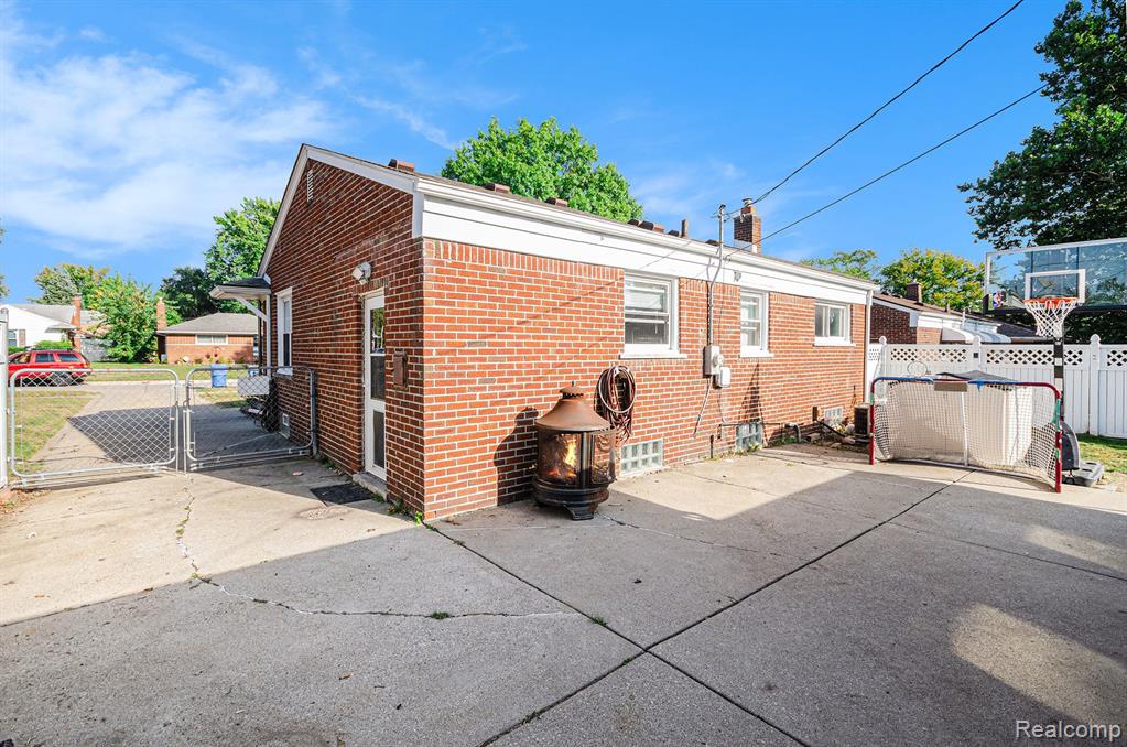 8725 LOCHDALE Street, Dearborn Heights, MI 48127 — Photo 26